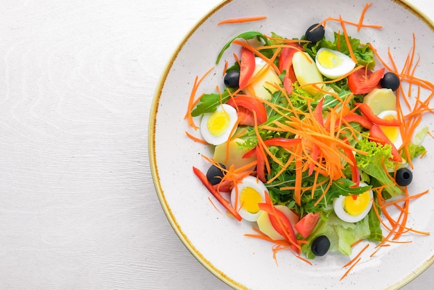 Sałatka z sezonowych warzyw